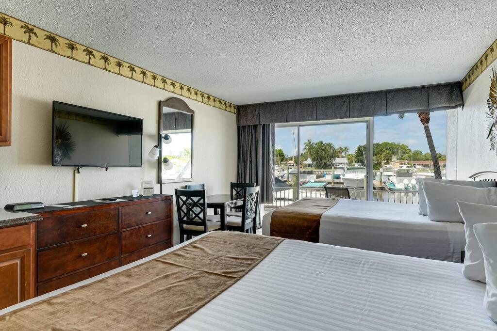 Waterfront, Pool, Tiki Bar & Grill, Gym, Location! Lägenhet Sarasota Exteriör bild
