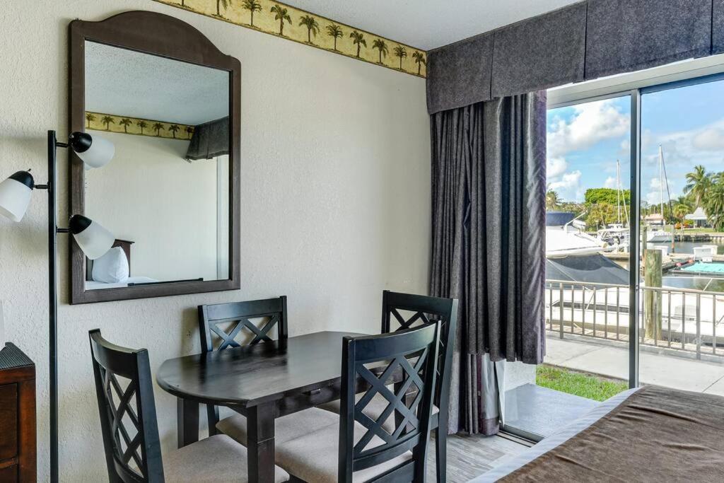Waterfront, Pool, Tiki Bar & Grill, Gym, Location! Lägenhet Sarasota Exteriör bild