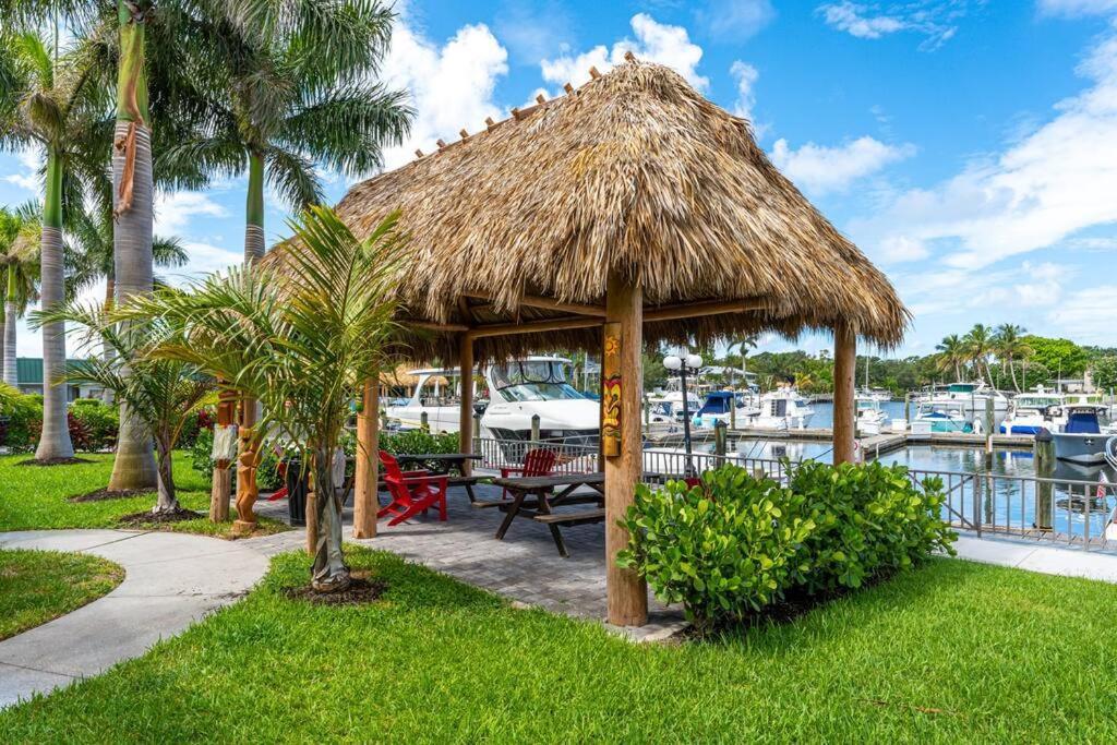 Waterfront, Pool, Tiki Bar & Grill, Gym, Location! Lägenhet Sarasota Exteriör bild