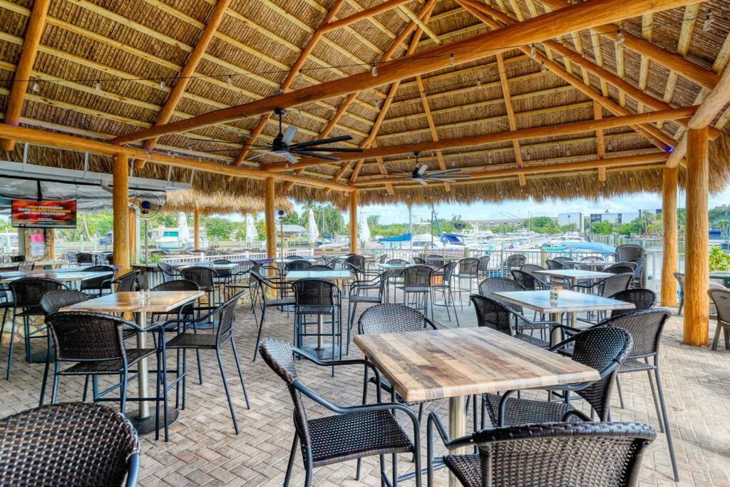 Waterfront, Pool, Tiki Bar & Grill, Gym, Location! Lägenhet Sarasota Exteriör bild
