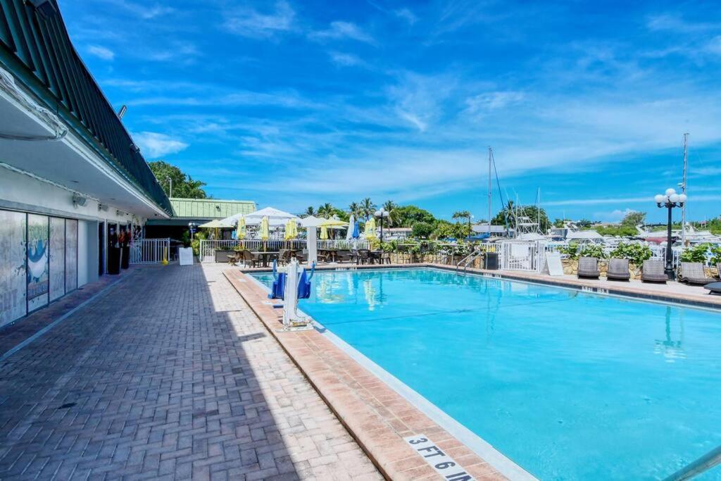 Waterfront, Pool, Tiki Bar & Grill, Gym, Location! Lägenhet Sarasota Exteriör bild