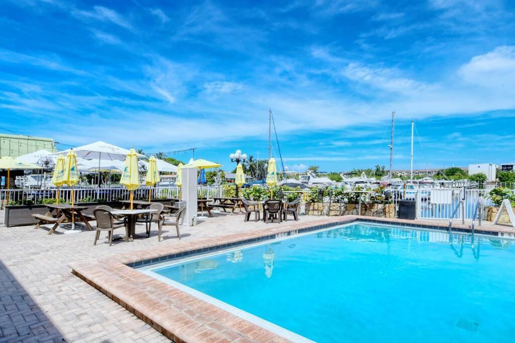 Waterfront, Pool, Tiki Bar & Grill, Gym, Location! Lägenhet Sarasota Exteriör bild