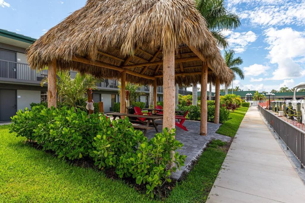 Waterfront, Pool, Tiki Bar & Grill, Gym, Location! Lägenhet Sarasota Exteriör bild